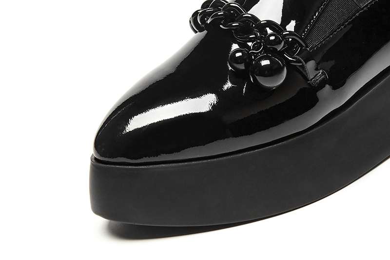 Loafers med platåsula i lackläder med dekorativ metallkedja, bild 5 av 12