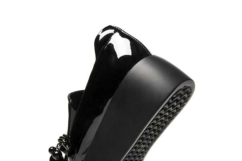 Loafers med platåsula i lackläder med dekorativ metallkedja, bild 6 av 12