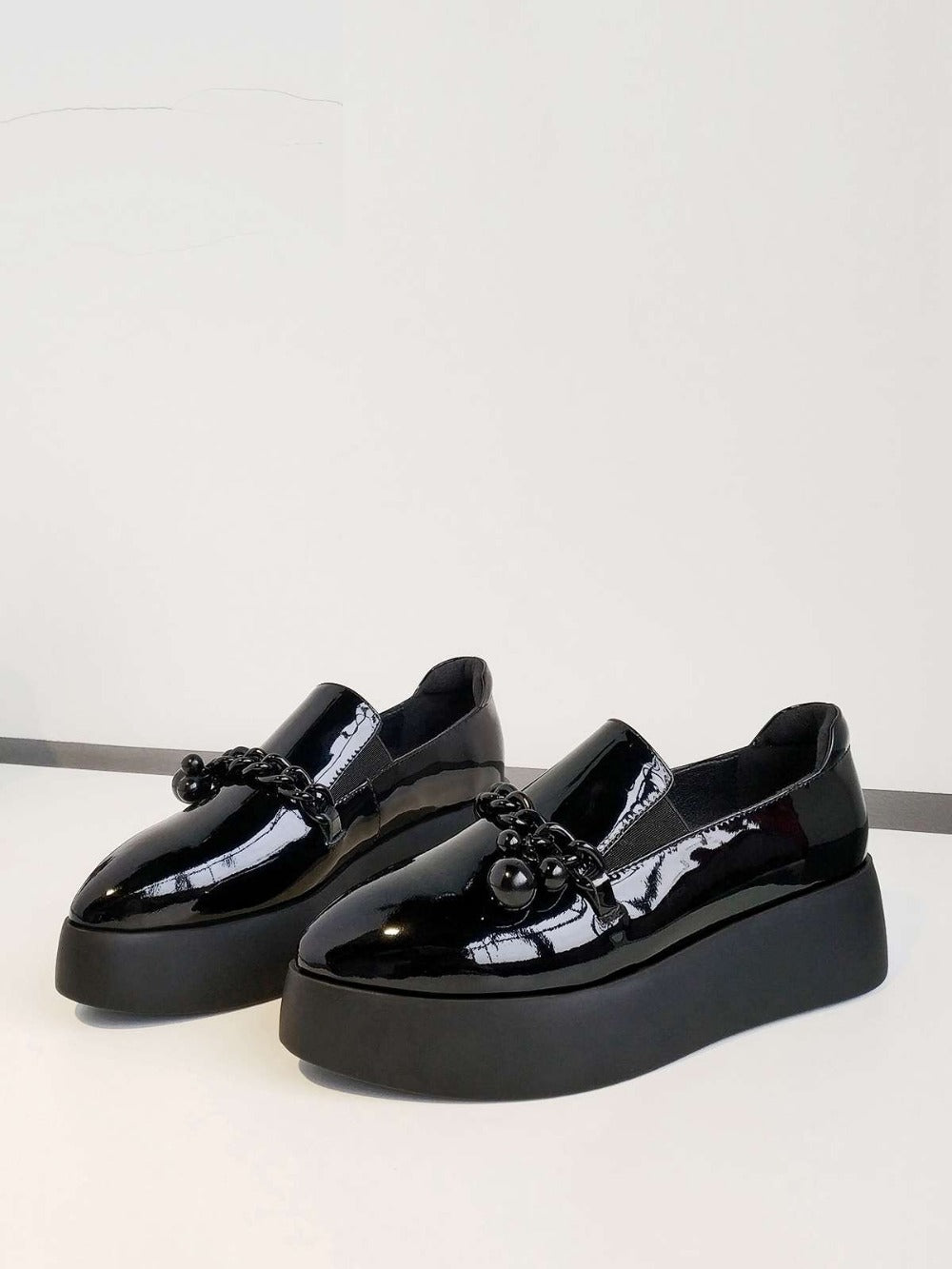 Loafers med platåsula i lackläder med dekorativ metallkedja, bild 7 av 12