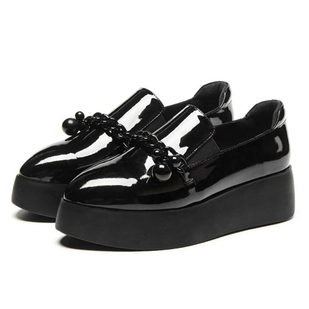 Svarta, blanka loafers för damer med små tofsar och bred sula