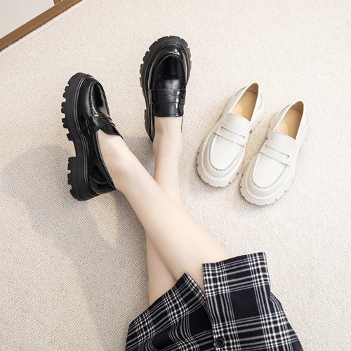 Loafers i slätläder med tjock sula, bild 8 av 17
