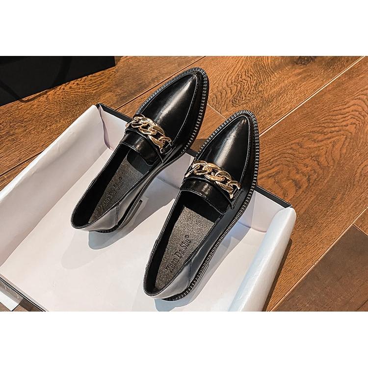 Lackläder loafers med spetsig tå och kedja, bild 3 av 9