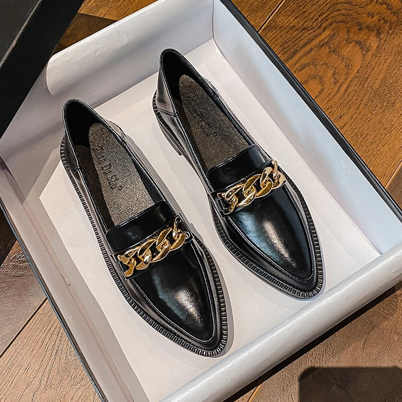 Lackläder loafers med spetsig tå och kedja, bild 2 av 9