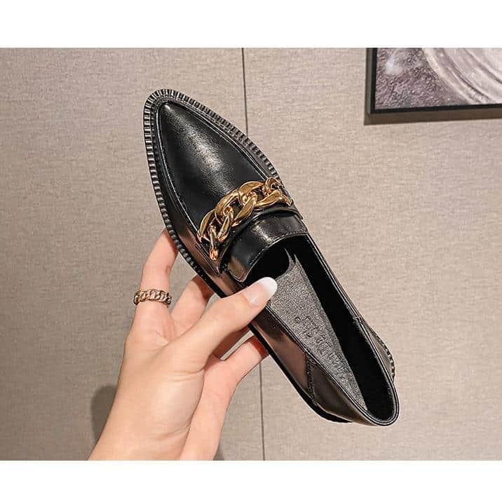 Lackläder loafers med spetsig tå och kedja, bild 5 av 9