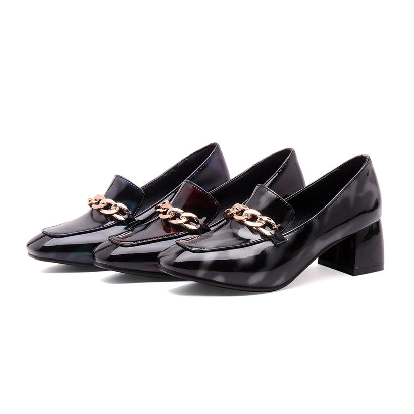 loafers i lackskinn bredvid varandra mot en vit bakgrund
