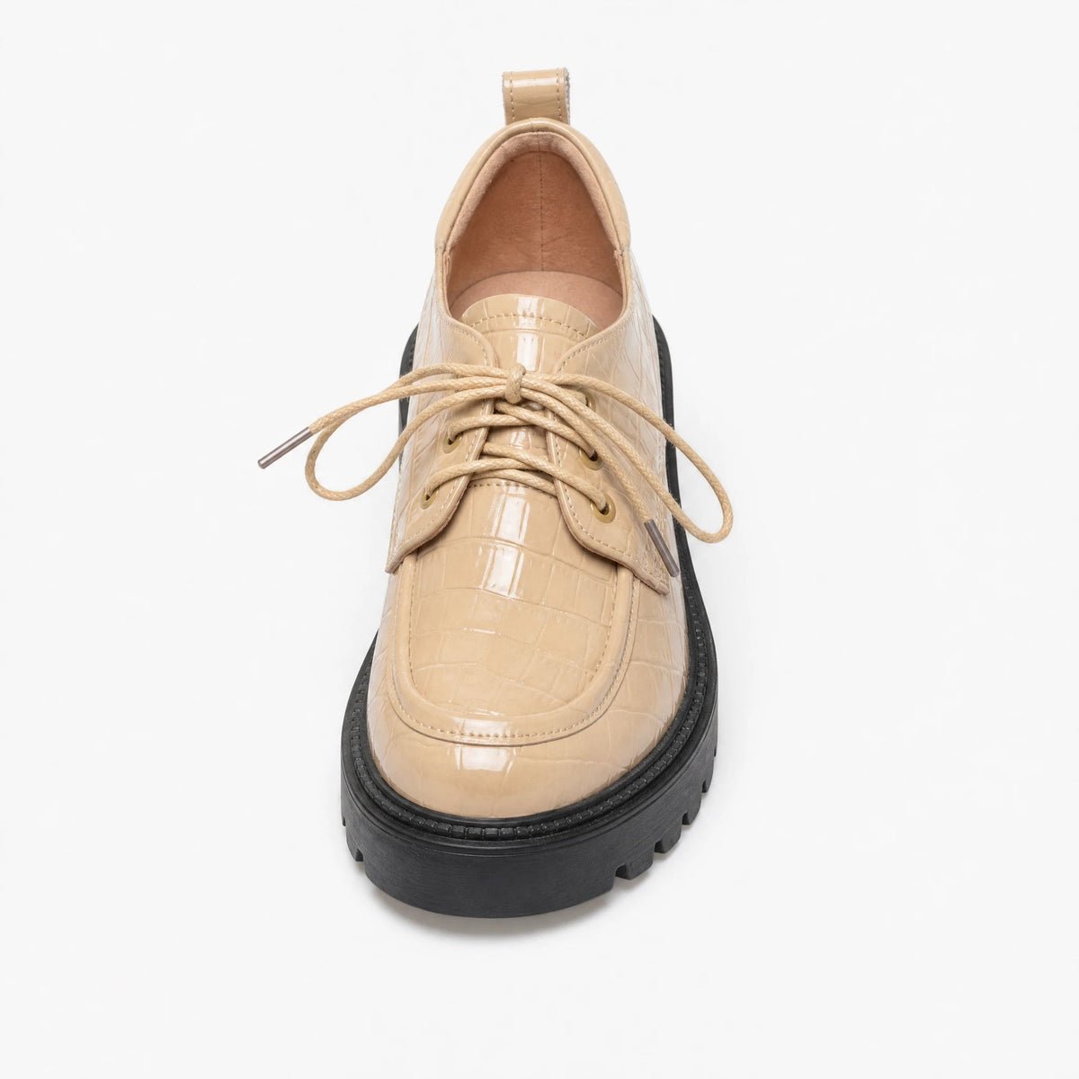 Beige loafers med klack för dam med lackad krokodileffekt, framifrån