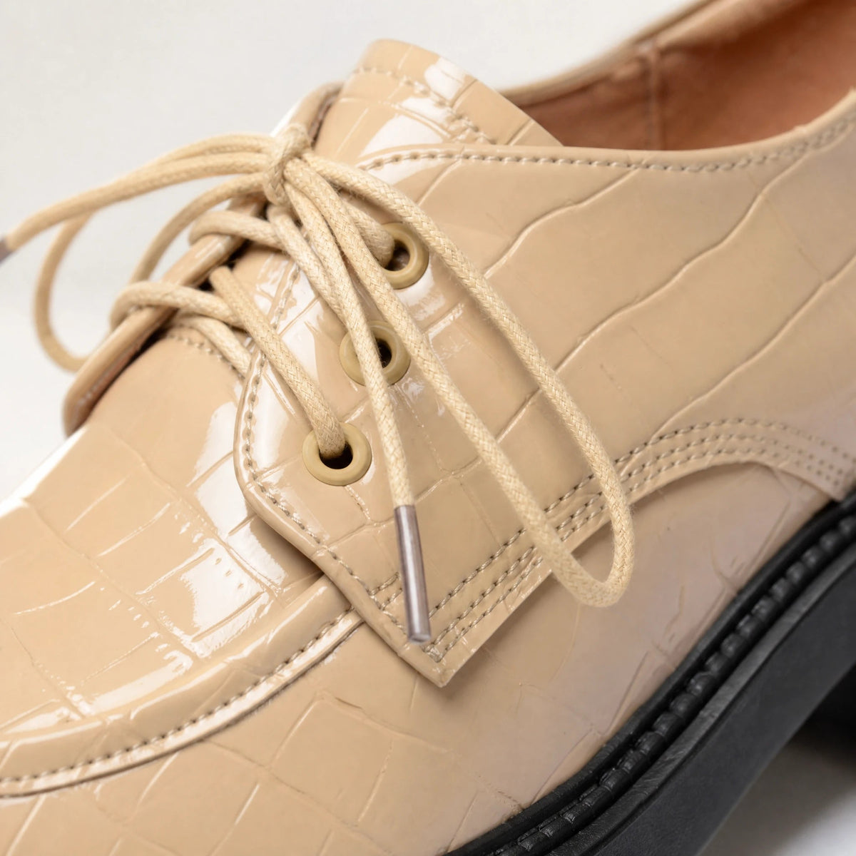 Beige loafers med klack för dam med lackad krokodileffekt, från sidan