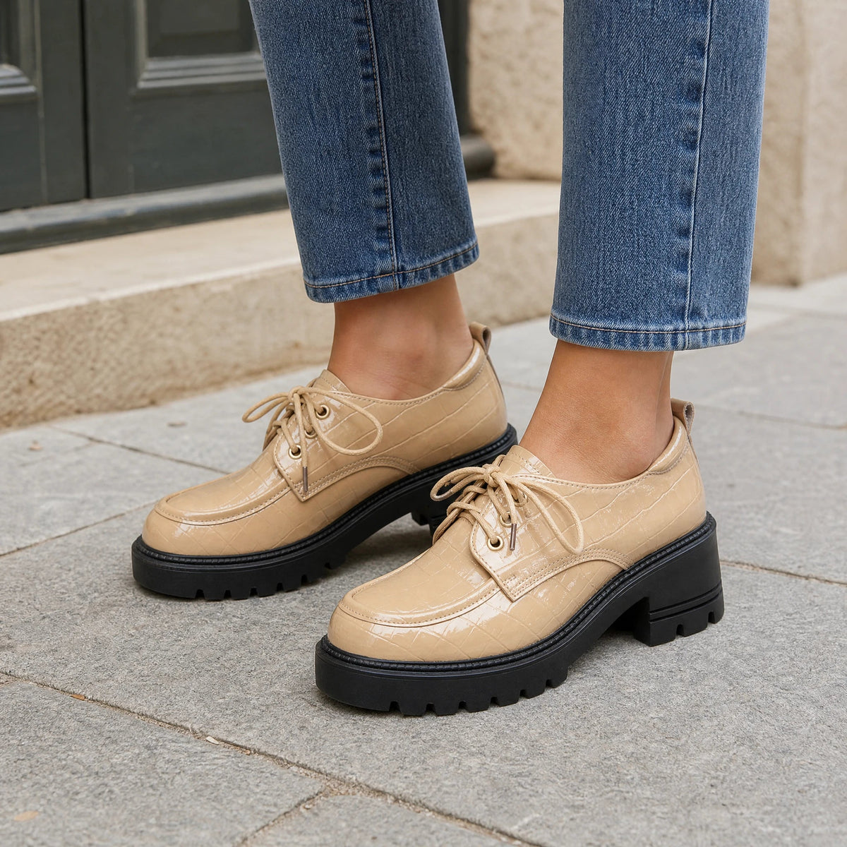 Beige loafers med klack för dam med lackad krokodileffekt, snett framifrån