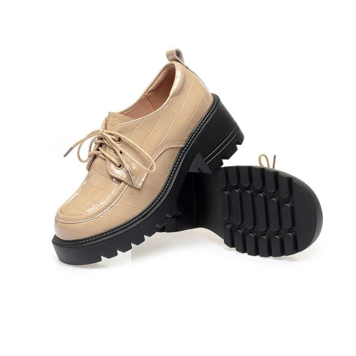 Beige loafers med klack för dam med lackad krokodileffekt, detaljbild av sulan