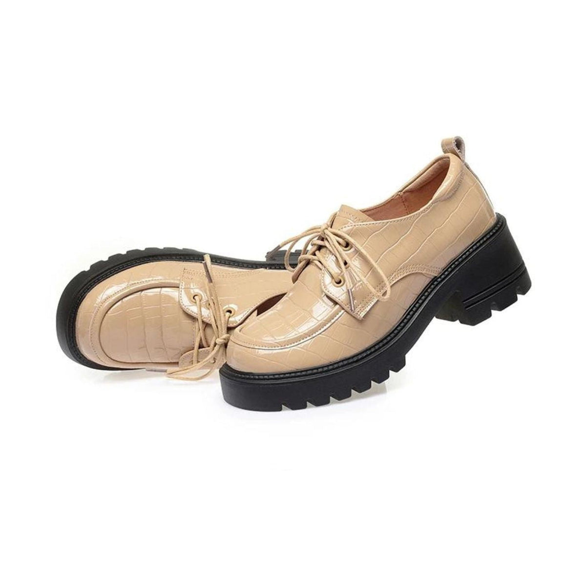 Beige loafers med klack för dam med lackad krokodileffekt, på foten