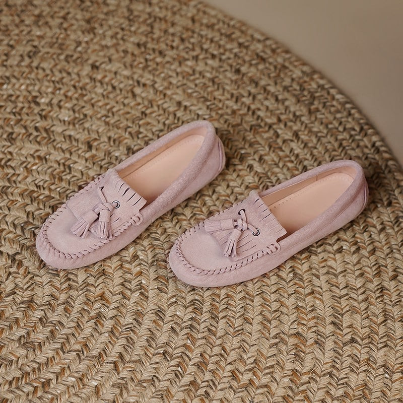 ett par rosa loafers med fransar