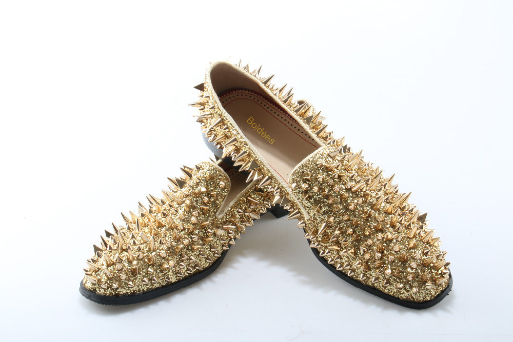 Högblanka loafers i guldglitter för män med fotorelief mot vit bakgrund