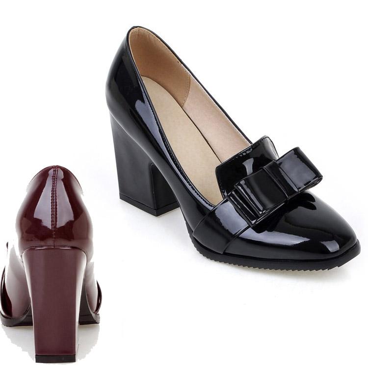 Loafers med klack i lackläder med dekorativ rosett, bild 2 av 6