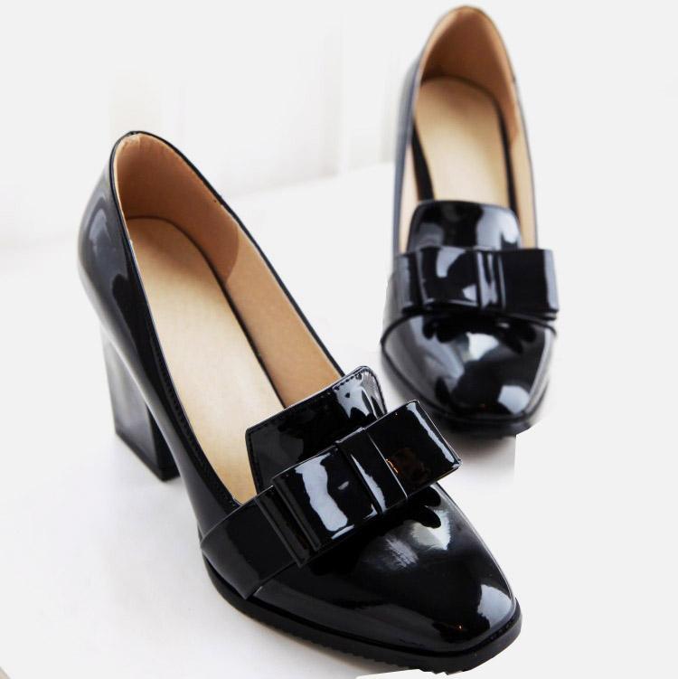 Svarta loafers med klack i lackläder med dekorativ rosett