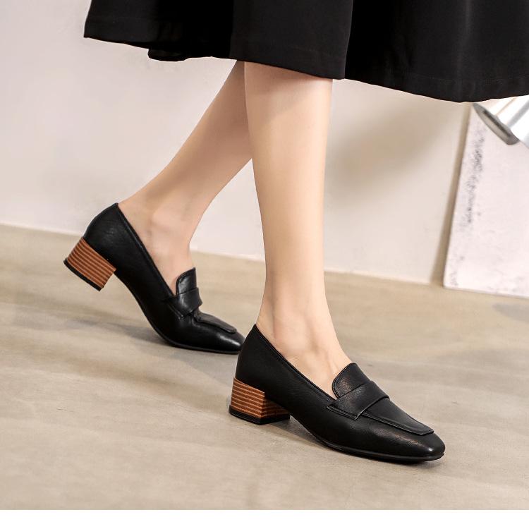 Klassiska loafers med låga fyrkantiga klackar för dam, bild 3 av 7