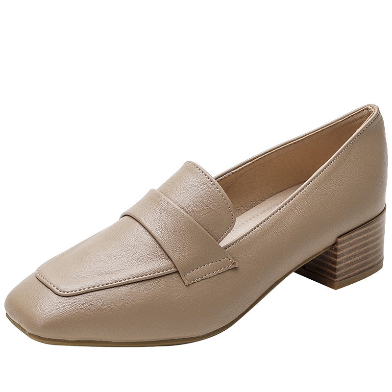 Klassiska beige loafers med låga fyrkantiga klackar för dam
