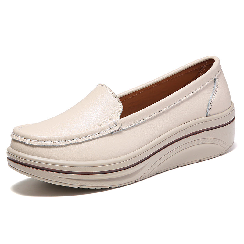 Beige loafers i äkta läder med kilsula för kvinnor