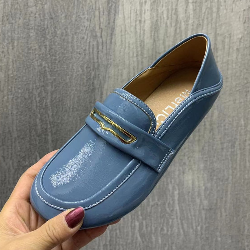 Blå loafers med rund tå i lackläder för kvinnor