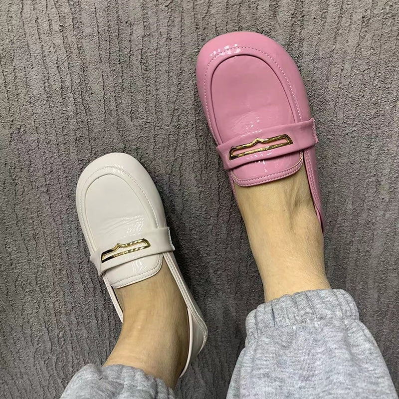 Loafers med rund tå i lackläder för kvinnor, bild 4 av 9