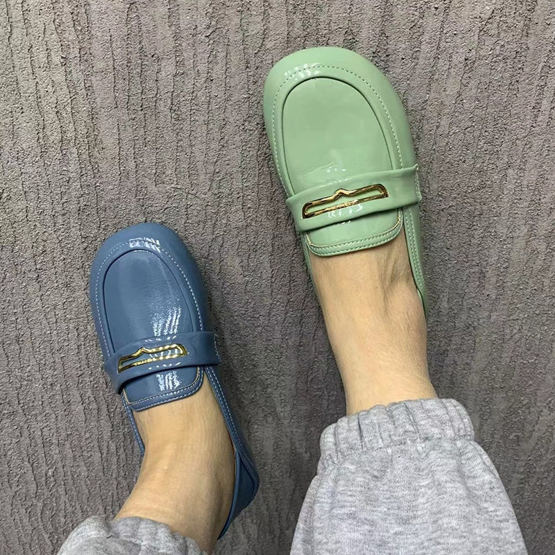 Loafers med rund tå i lackläder för kvinnor, bild 6 av 9