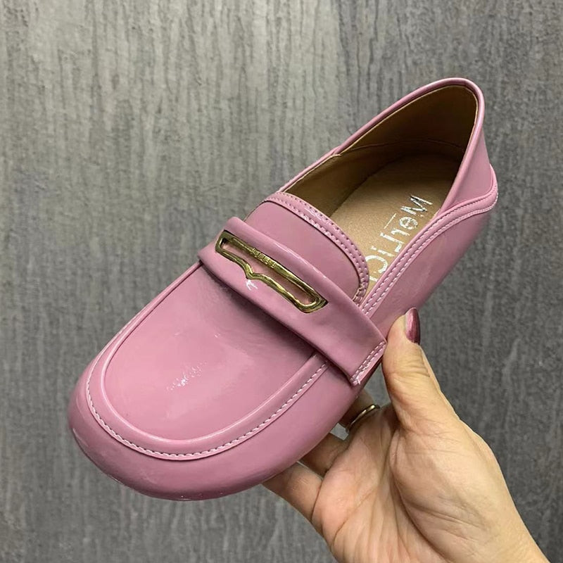 Rosa loafers med rund tå i lackläder för kvinnor