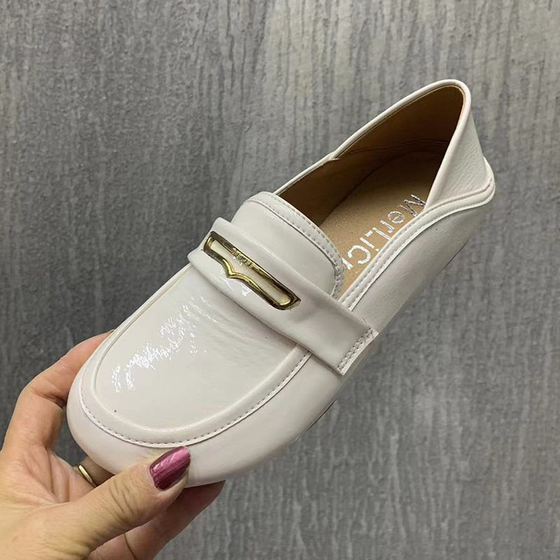 Vita loafers med rund tå i lackläder för kvinnor