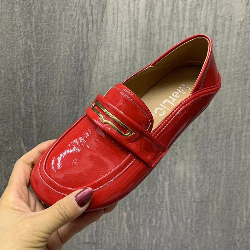 Röda loafers med rund tå i lackläder för kvinnor