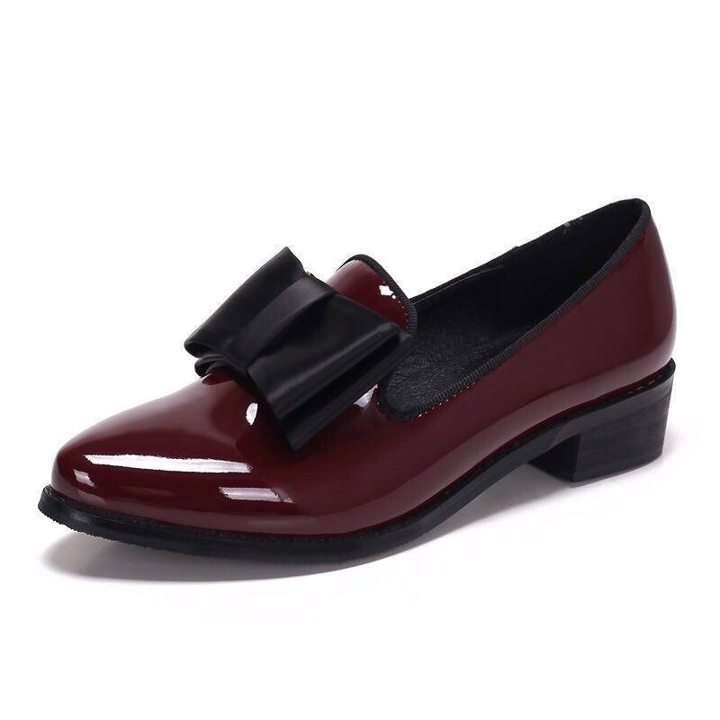 Spetsiga loafers i lackat läder med dekorativ rosett, bild 2 av 14