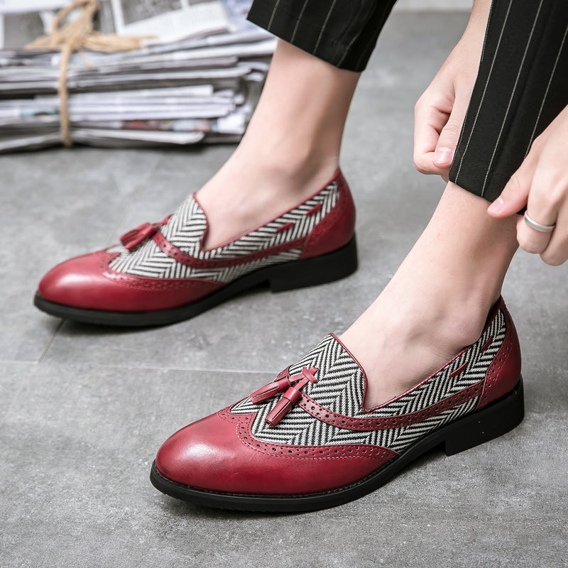 Röda loafers med tofsar i läder med chevronmönster