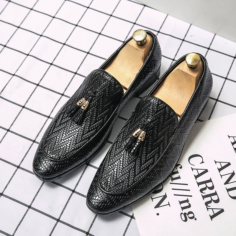 Svarta loafers i läder med tofsar och vävt sicksackmönster