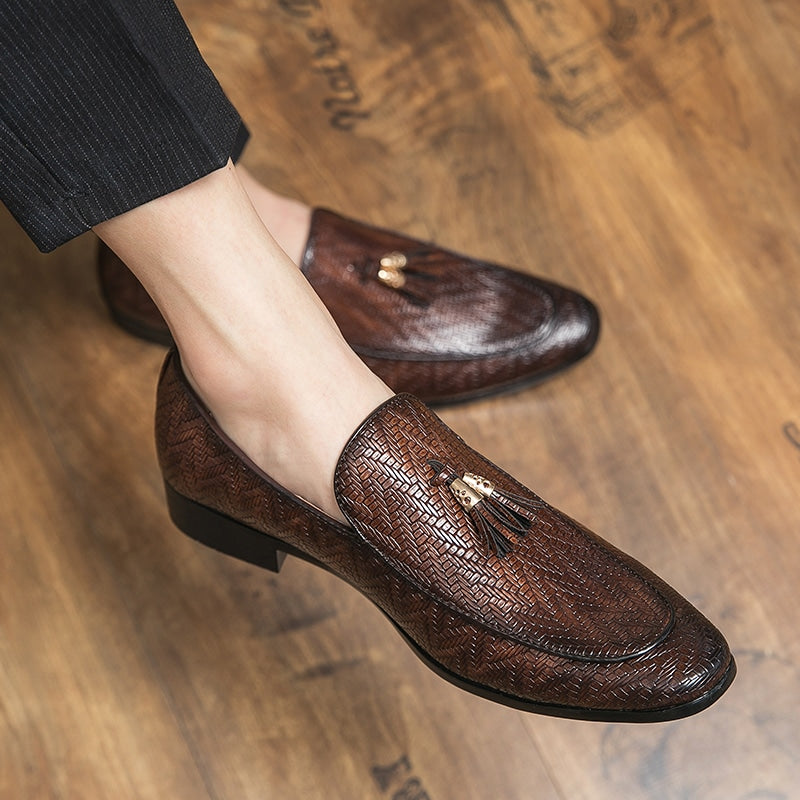 Loafers i läder med tofsar och vävt sicksackmönster, bild 2 av 6
