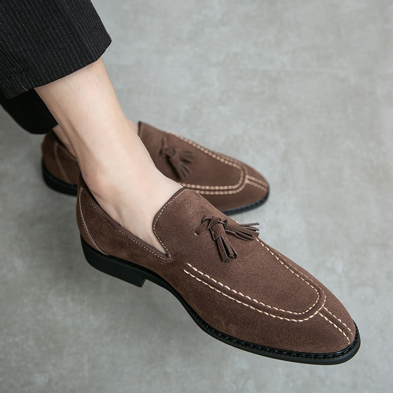Bruna tofsmockasiner i mocka i vintagestil
