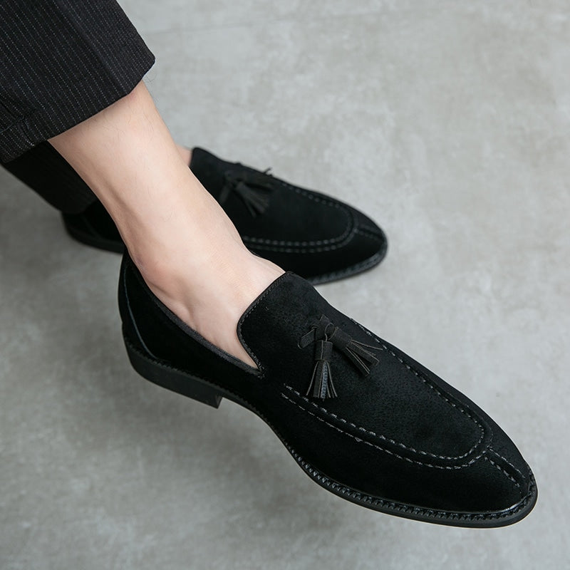 Svarta tofsmockasiner i mocka i vintagestil