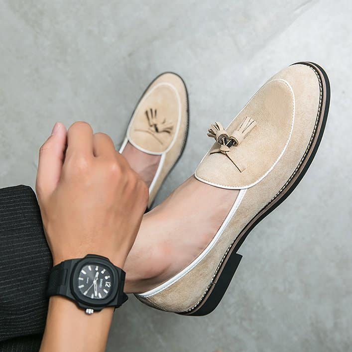 Loafers med tofsar i mockaläder med vita kontrastsömmar, bild 7 av 11