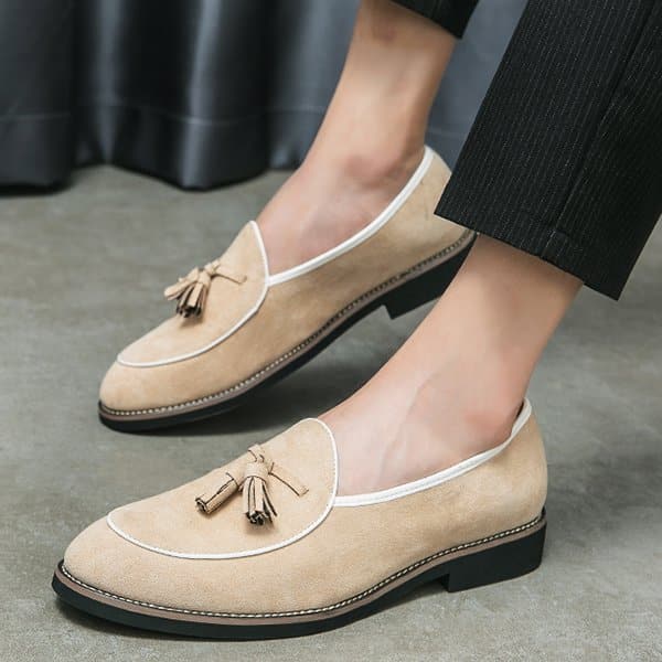 Loafers med tofsar i mockaläder med vita kontrastsömmar, bild 8 av 11