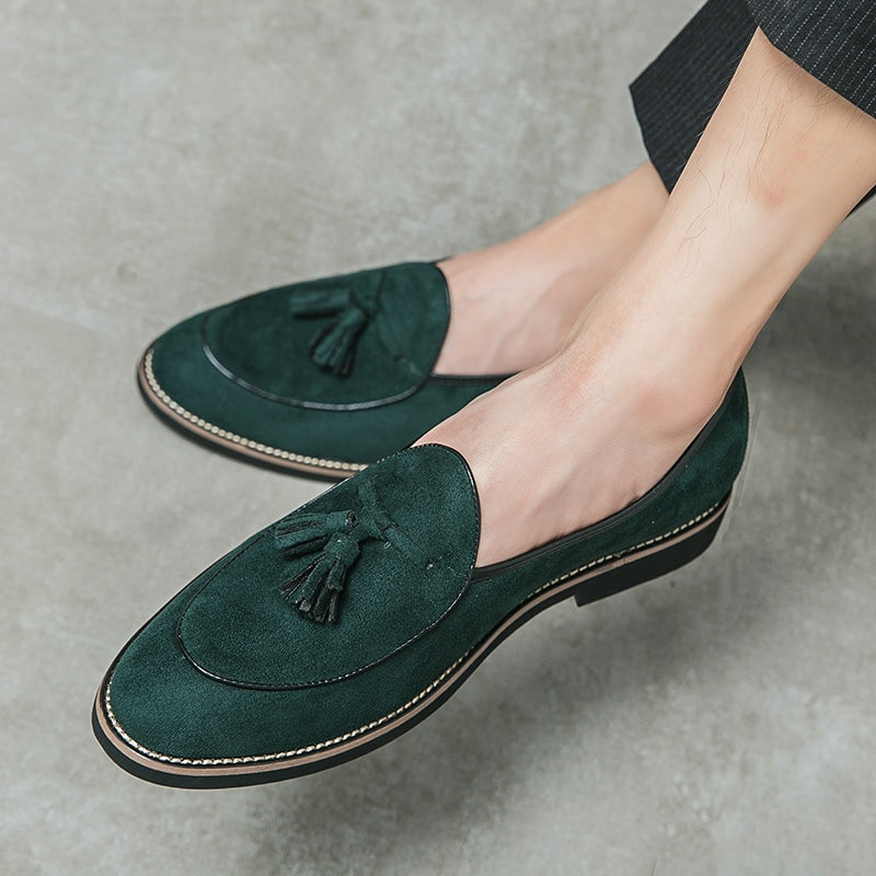Loafers med tofsar i mockaläder med vita kontrastsömmar, bild 2 av 11