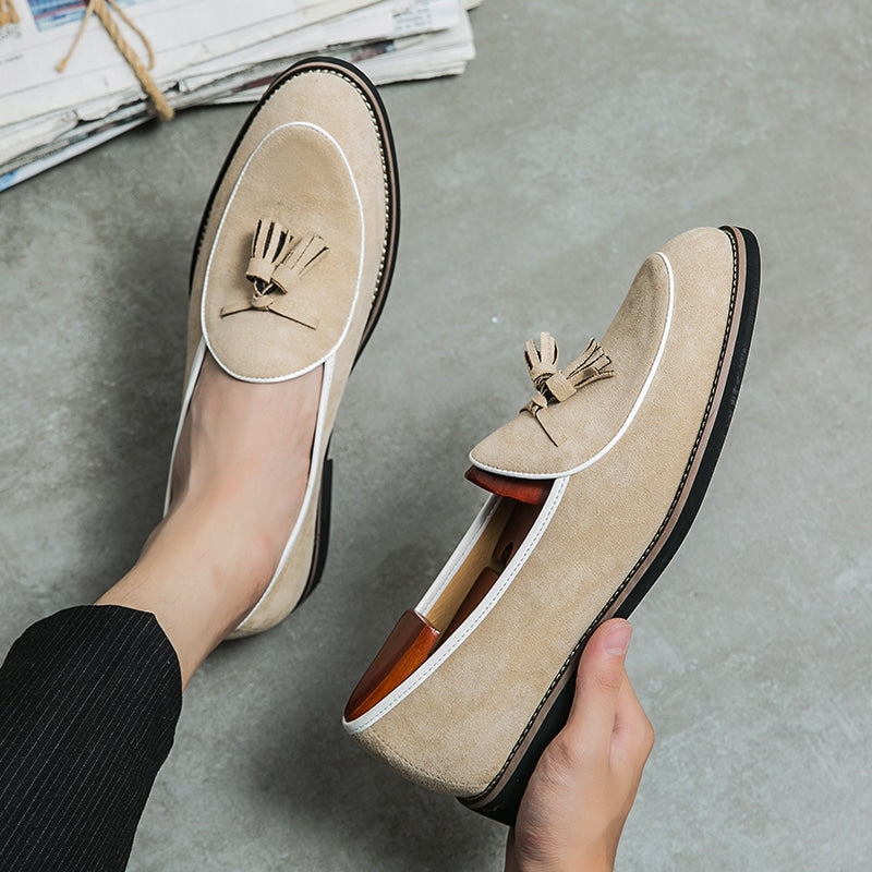 Beige loafers med tofsar i mockaläder med vita kontrastsömmar