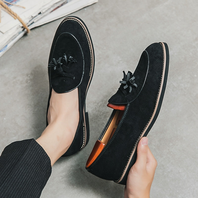 Svarta loafers med tofsar i mockaläder med vita kontrastsömmar