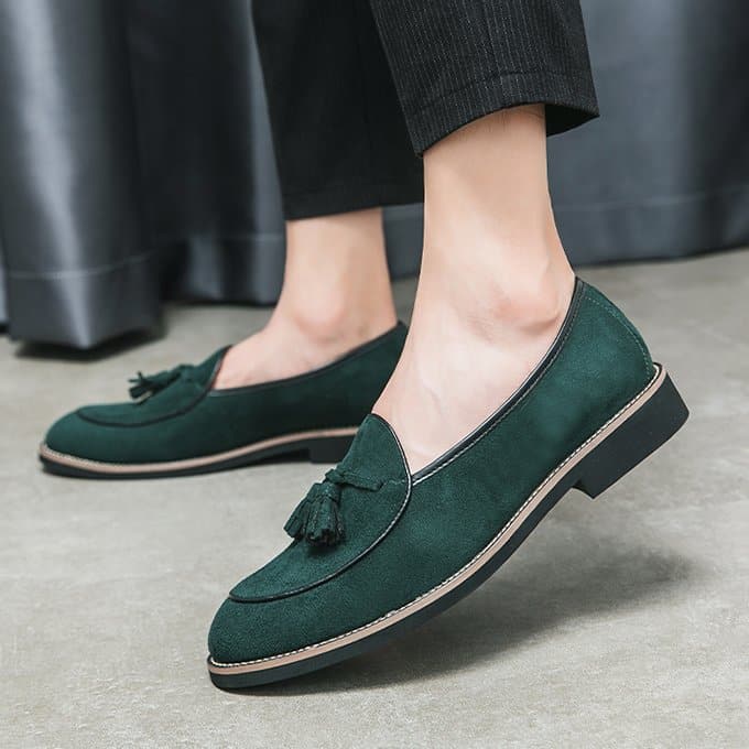 Loafers med tofsar i mockaläder med vita kontrastsömmar, bild 4 av 11