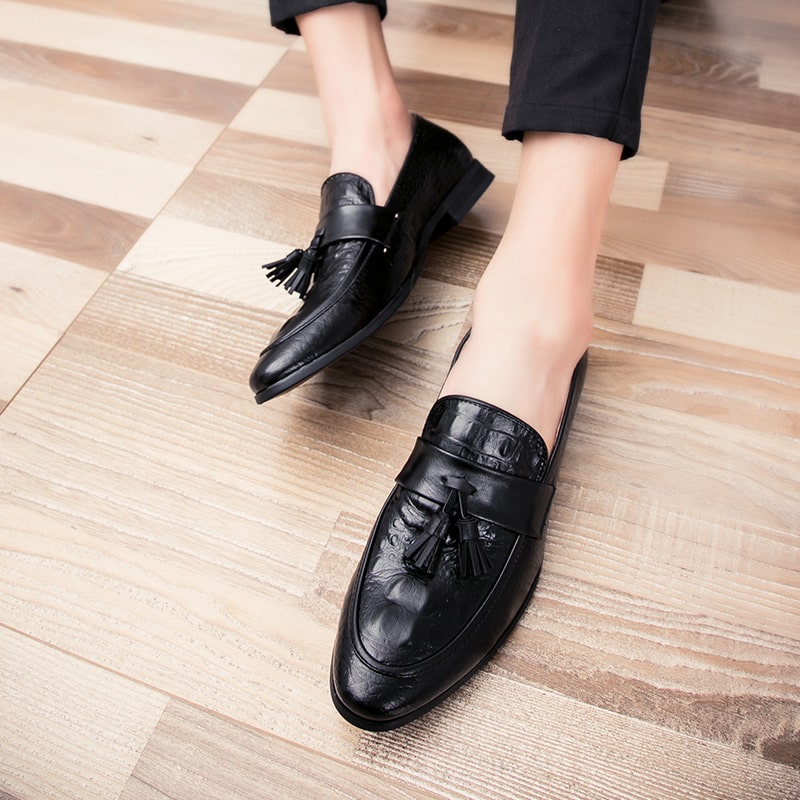 Loafers med tofsar i krokodilläderimitation, bild 8 av 18