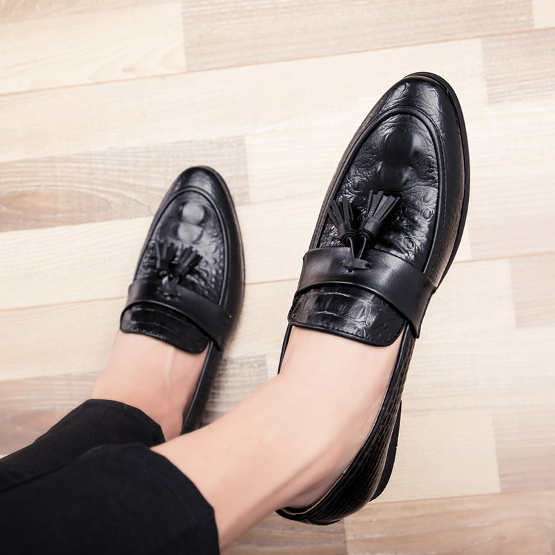 Loafers med tofsar i krokodilläderimitation, bild 4 av 18