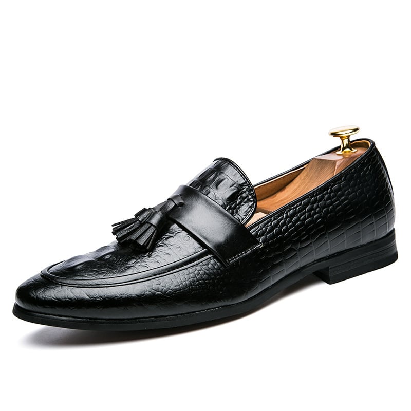 Svarta loafers med tofsar i krokodilläderimitation