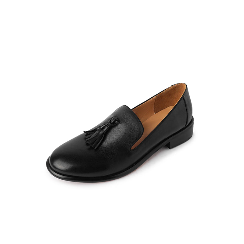 Svarta loafers med tofsar i äkta läder och rund tå för kvinnor