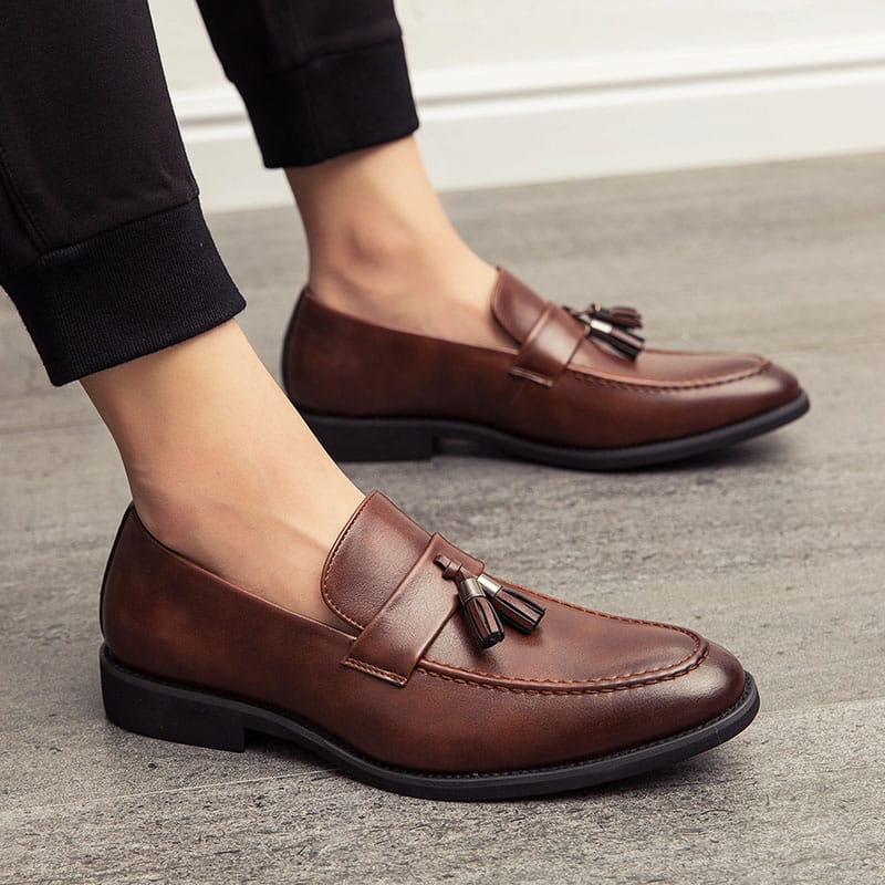 Loafers med tofs i andningsbart slätt läder, bild 2 av 6