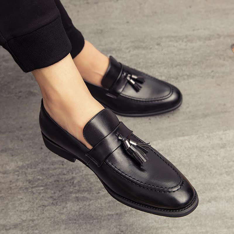 Svarta loafers med tofs i andningsbart slätt läder
