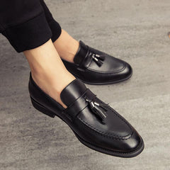 Loafers med tofs i andningsbart slätt syntetläder, Svart