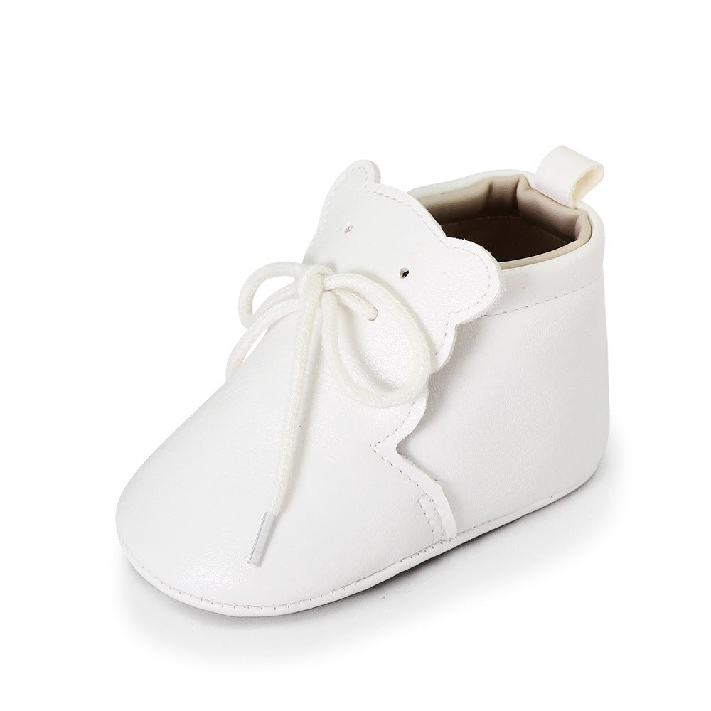 Mjuka vita loafers med snörning och björntungsdetalj för baby