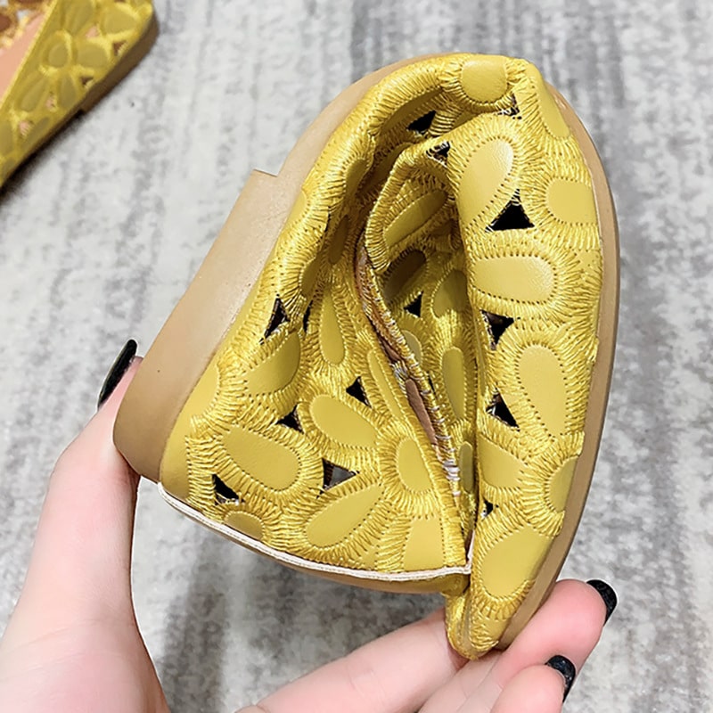 Platta mjuka loafers med genombruten design och blommönster, bild 3 av 9