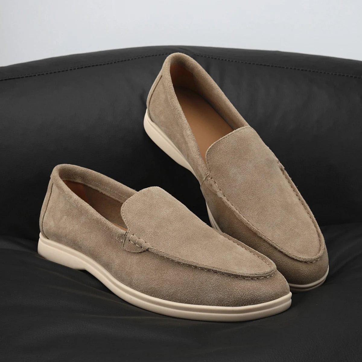 Mjuka loafers i mocka för herr med ljus sula, kamel, bild 6