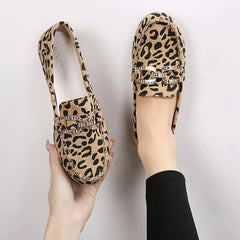 Mjuka loafers med leopardmönster och strass-ringar, Beige